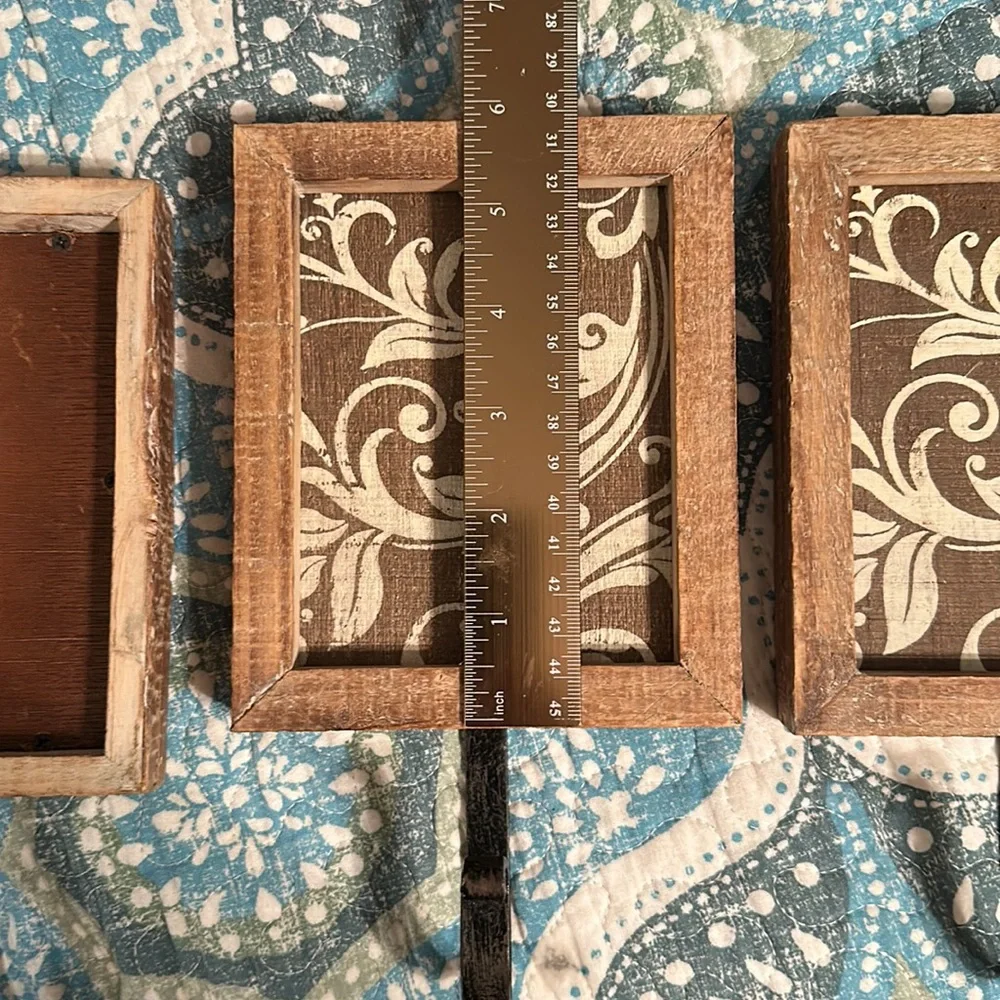 Set of 3 decorative hangers, wooden, metal hanger with white flourish design